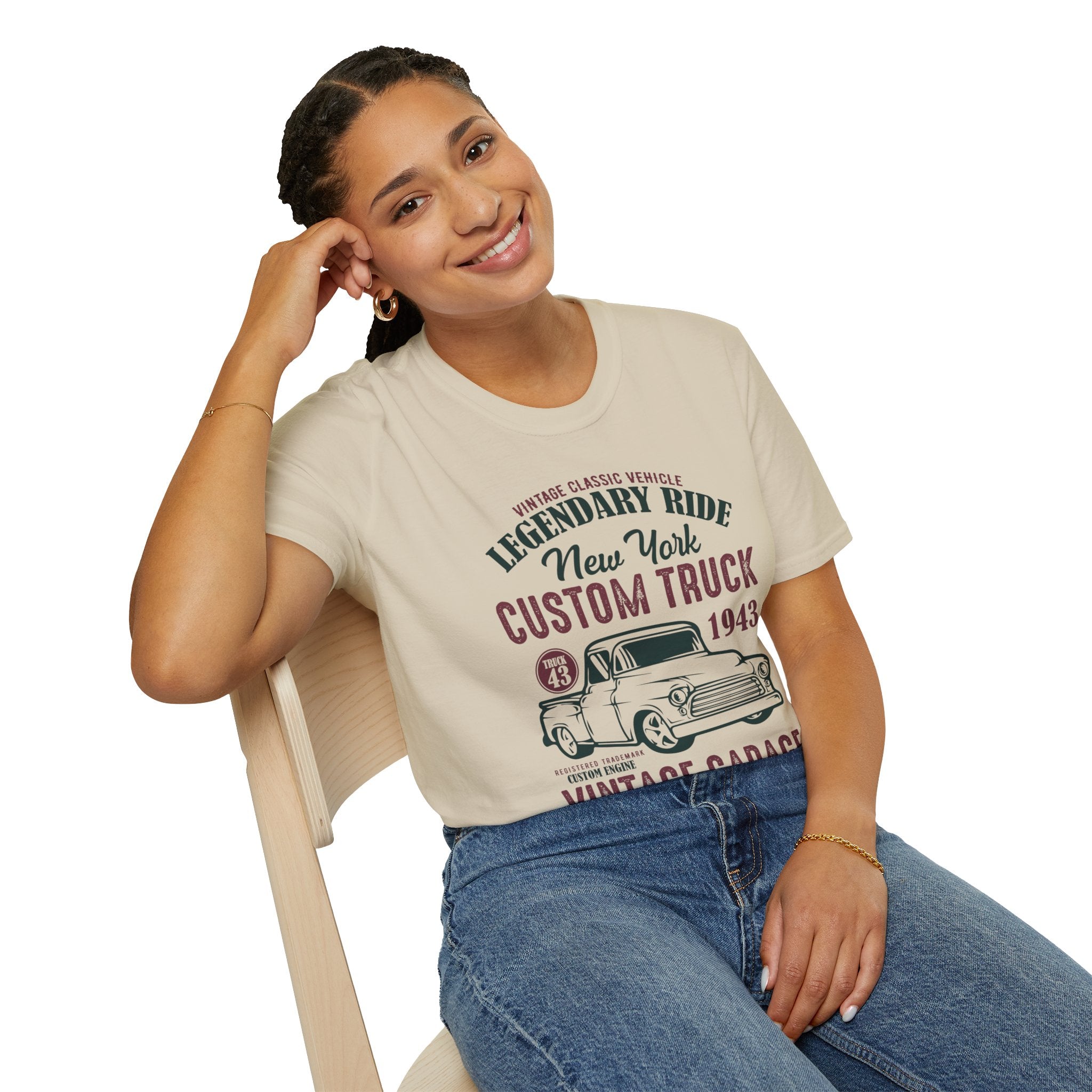 "CUSTOM TRUCK 1943 VINTAGE GARAGE" Unisex Soft style T-Shirt