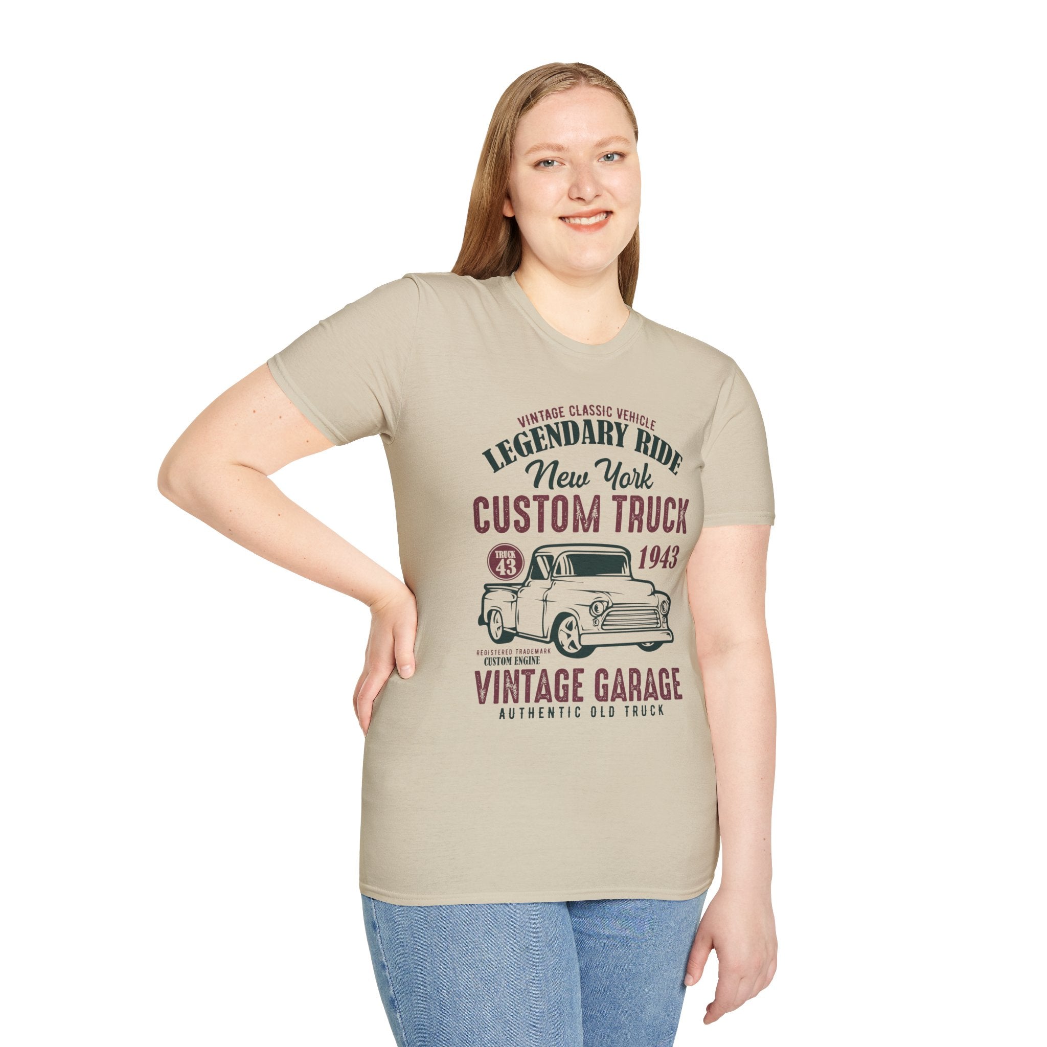 "CUSTOM TRUCK 1943 VINTAGE GARAGE" Unisex Soft style T-Shirt