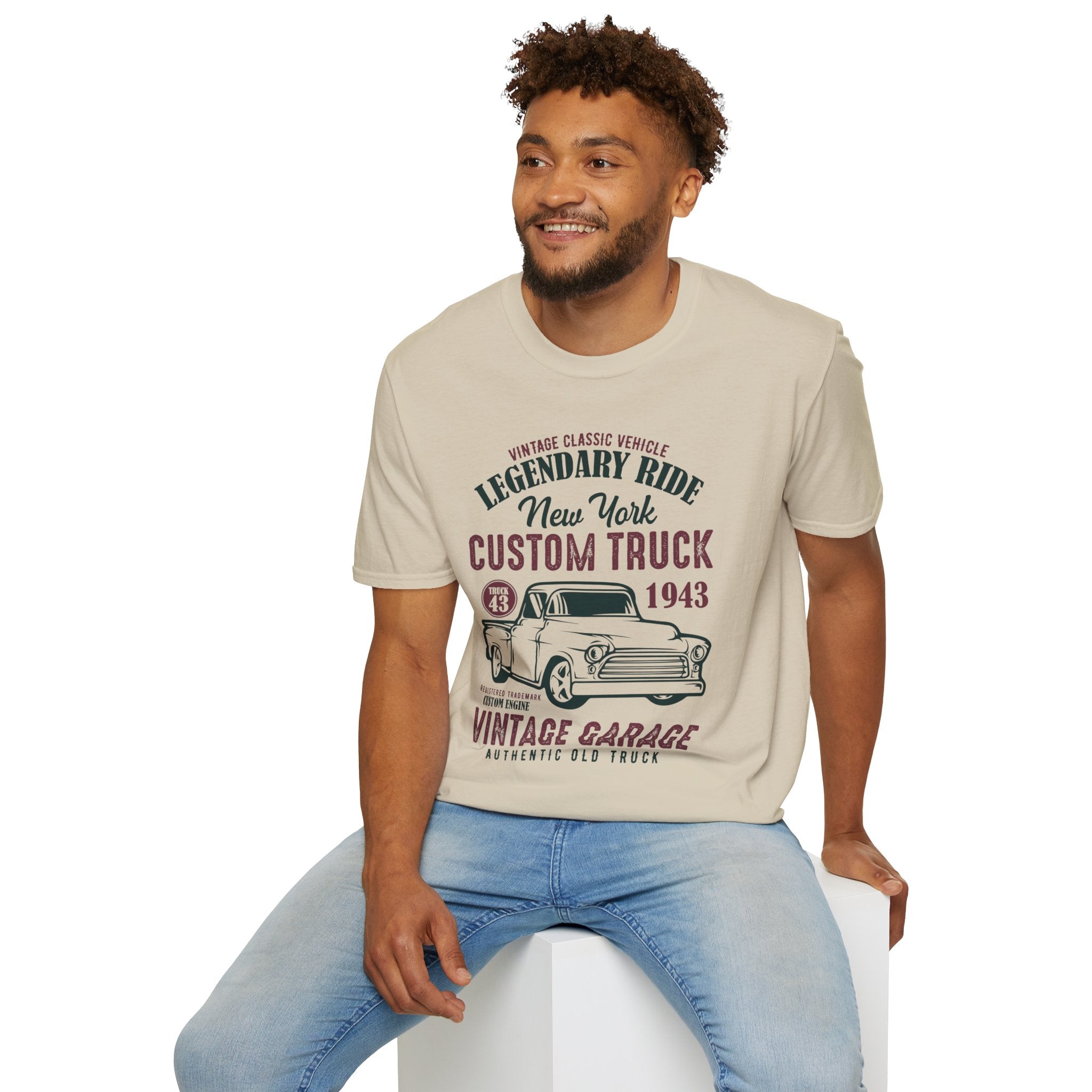 "CUSTOM TRUCK 1943 VINTAGE GARAGE" Unisex Soft style T-Shirt